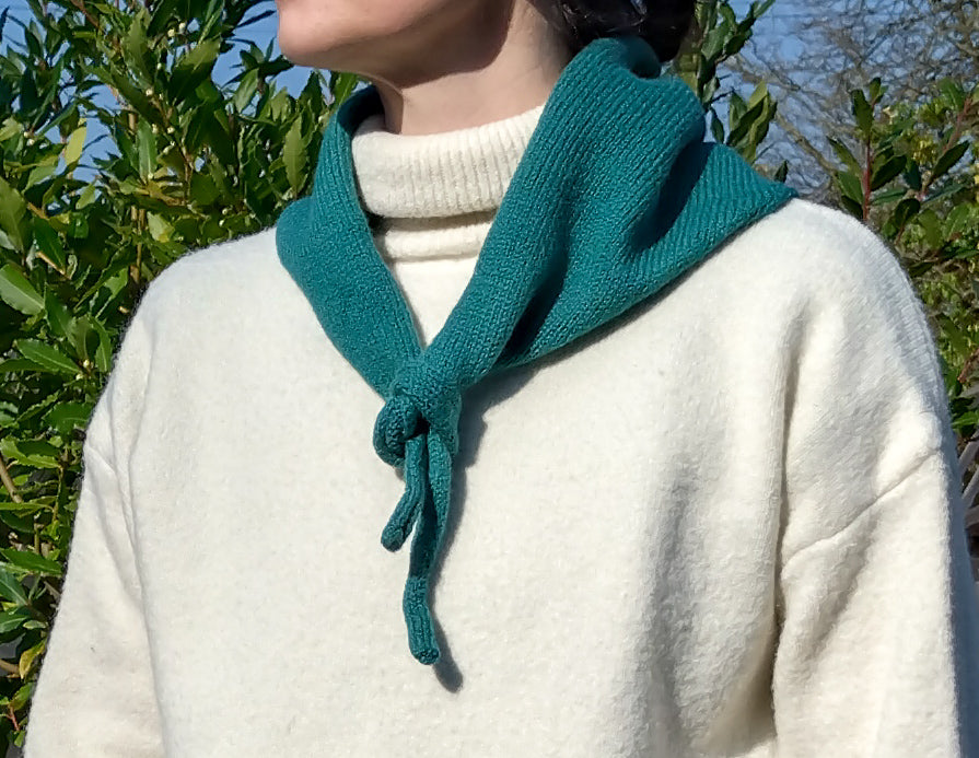 Handmade Teal Green Triangle Scarf – Merino wool