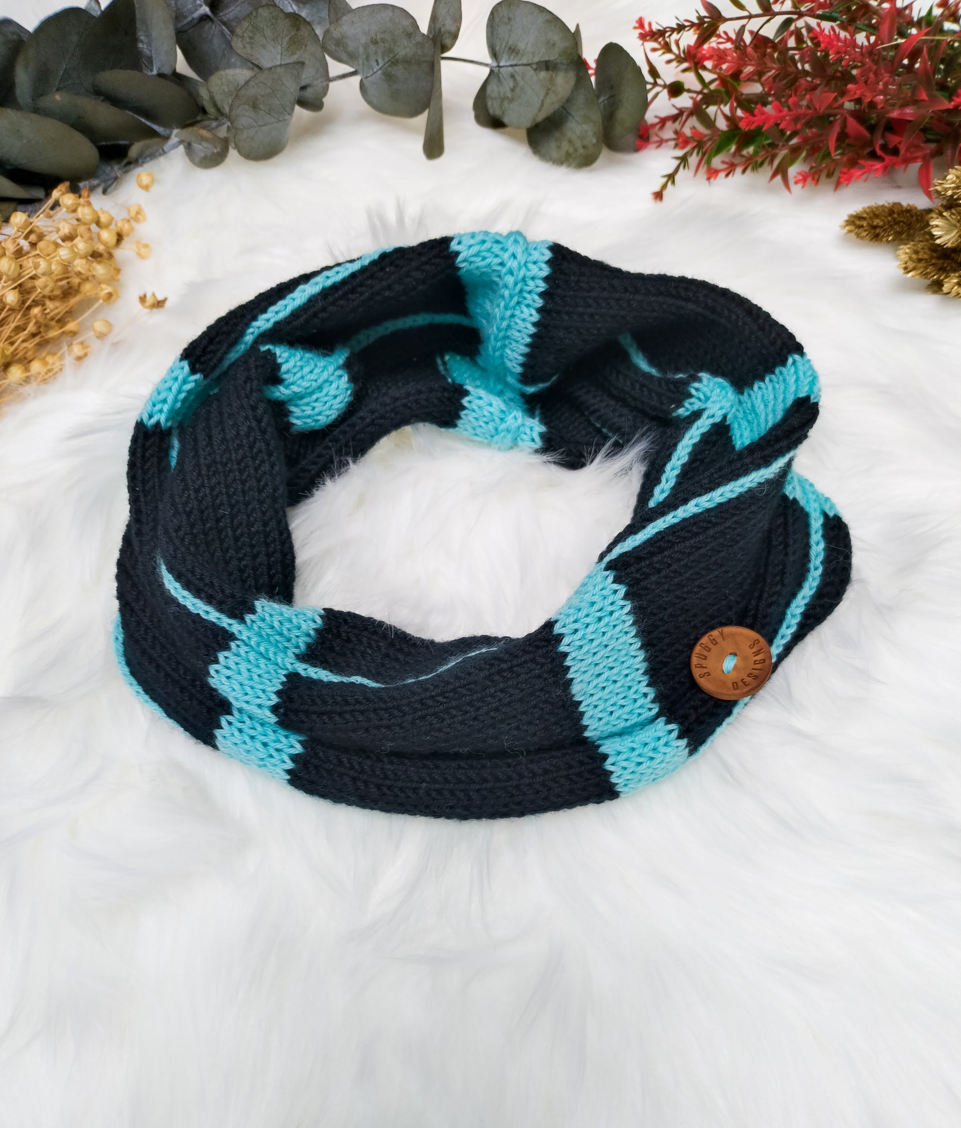 Colourful merino wool snoods.
Handmade and designed in the UK, by sustainable knitwear brand Spuggy Designs.
3 colour options. Blue/orange, teal/pink, and black/turquoise.
Christmas gifts UK. Gifts for her, gifts for girlfriend, gifts for mum, gifts for sister, teen gifts. gifts for men, gifts for him. Dopamine dressing UK.