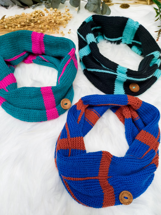 Colourful merino wool snoods.
Handmade and designed in the UK, by sustainable knitwear brand Spuggy Designs.
3 colour options. Blue/orange, teal/pink, and black/turquoise.
Christmas gifts UK. Gifts for her, gifts for girlfriend, gifts for mum, gifts for sister, teen gifts. gifts for men, gifts for him. Dopamine dressing UK.