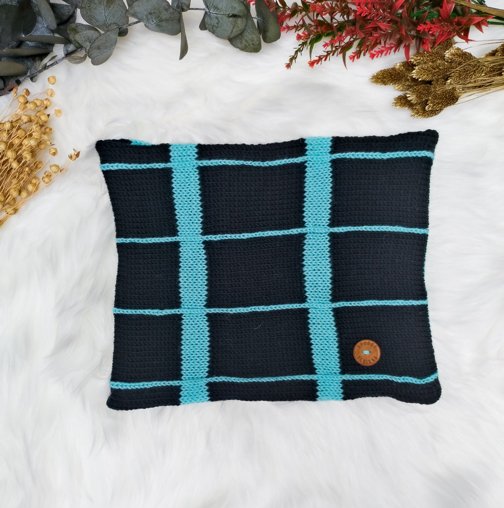 Colourful merino wool snoods.
Handmade and designed in the UK, by sustainable knitwear brand Spuggy Designs.
3 colour options. Blue/orange, teal/pink, and black/turquoise.
Christmas gifts UK. Gifts for her, gifts for girlfriend, gifts for mum, gifts for sister, teen gifts. gifts for men, gifts for him. Dopamine dressing UK.