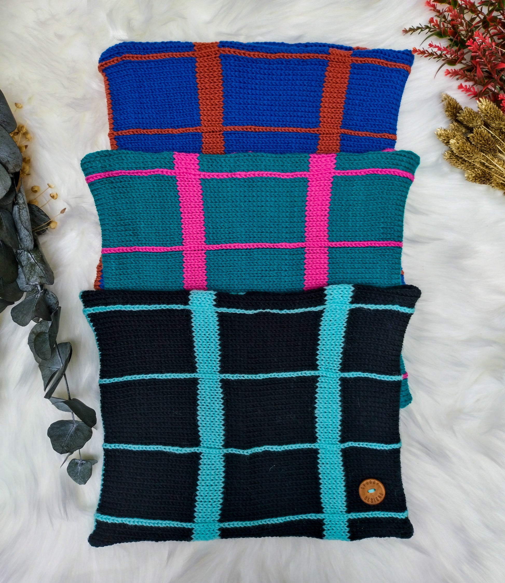 Colourful merino wool snoods.
Handmade and designed in the UK, by sustainable knitwear brand Spuggy Designs.
3 colour options. Blue/orange, teal/pink, and black/turquoise.
Christmas gifts UK. Gifts for her, gifts for girlfriend, gifts for mum, gifts for sister, teen gifts. gifts for men, gifts for him. Dopamine dressing UK.