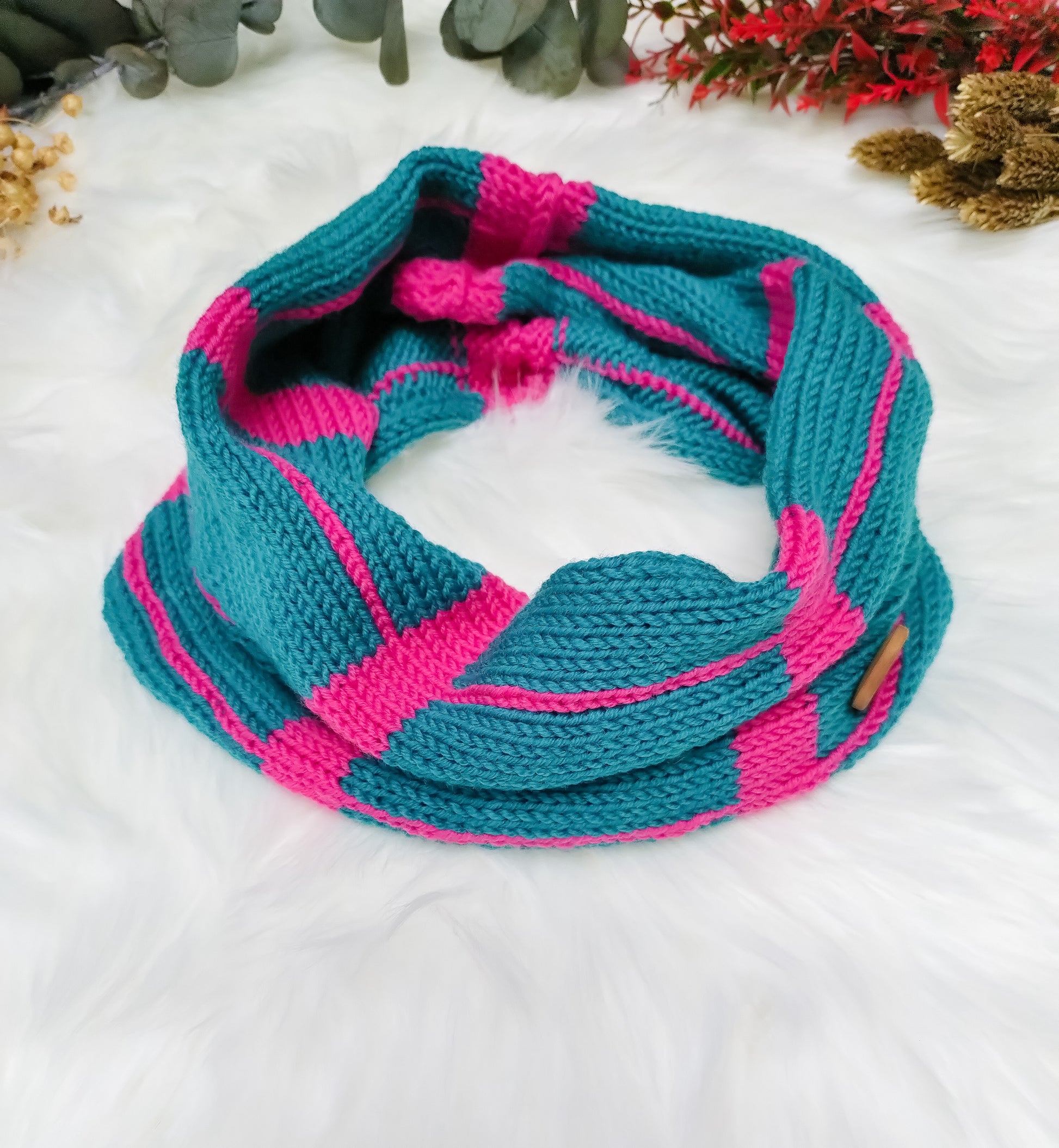 Colourful merino wool snoods.
Handmade and designed in the UK, by sustainable knitwear brand Spuggy Designs.
3 colour options. Blue/orange, teal/pink, and black/turquoise.
Christmas gifts UK. Gifts for her, gifts for girlfriend, gifts for mum, gifts for sister, teen gifts. gifts for men, gifts for him. Dopamine dressing UK.