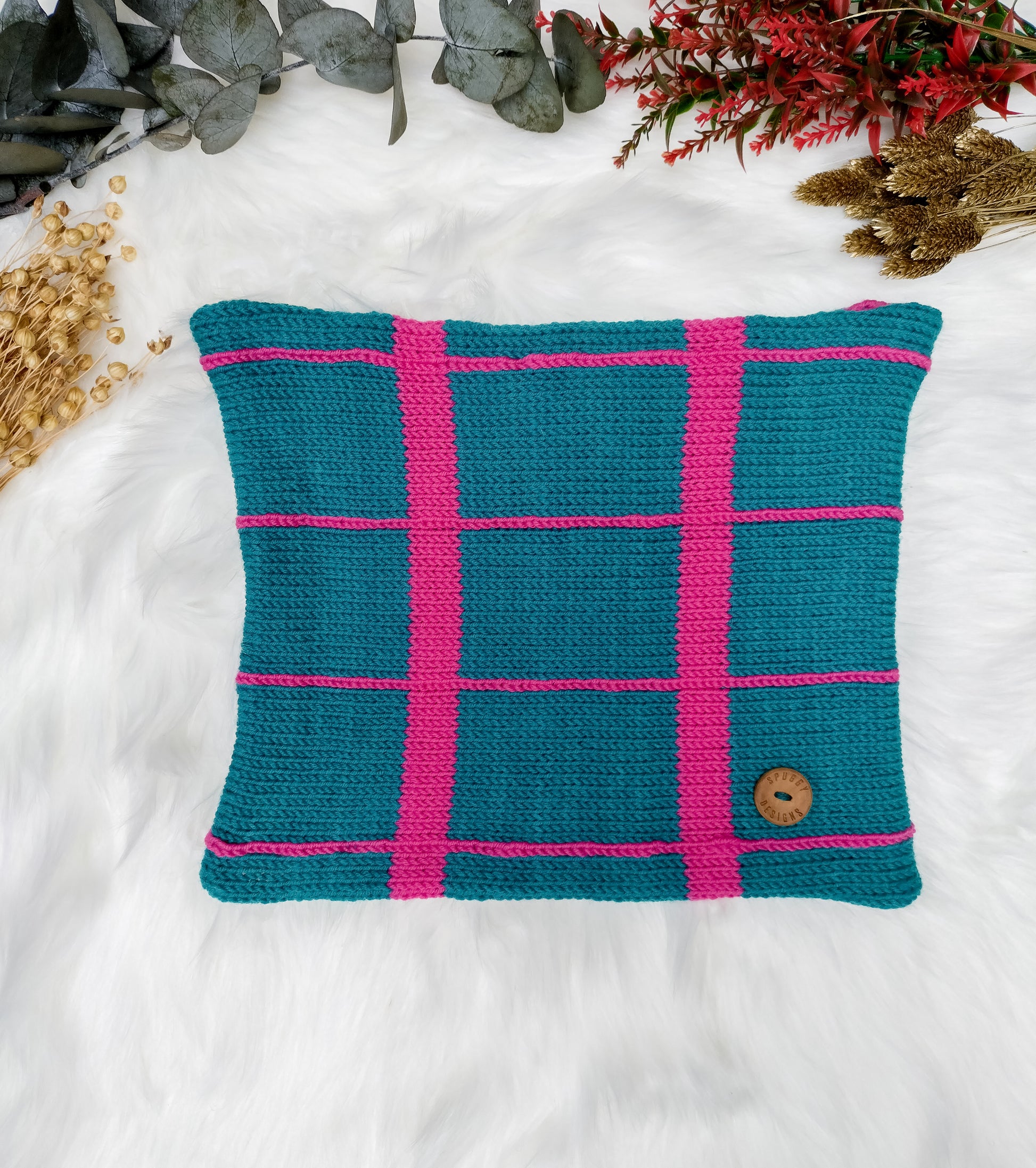 Colourful merino wool snoods.
Handmade and designed in the UK, by sustainable knitwear brand Spuggy Designs.
3 colour options. Blue/orange, teal/pink, and black/turquoise.
Christmas gifts UK. Gifts for her, gifts for girlfriend, gifts for mum, gifts for sister, teen gifts. gifts for men, gifts for him. Dopamine dressing UK.