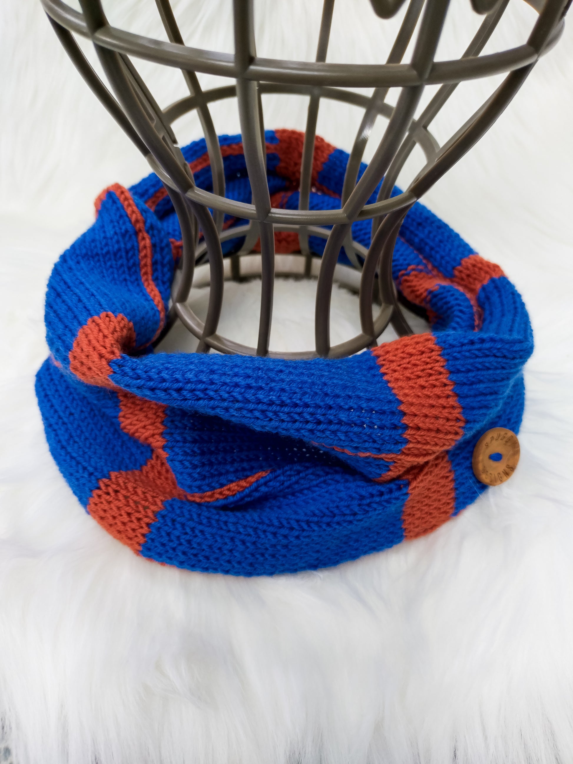 Colourful merino wool snoods.
Handmade and designed in the UK, by sustainable knitwear brand Spuggy Designs.
3 colour options. Blue/orange, teal/pink, and black/turquoise.
Christmas gifts UK. Gifts for her, gifts for girlfriend, gifts for mum, gifts for sister, teen gifts. gifts for men, gifts for him. Dopamine dressing UK.