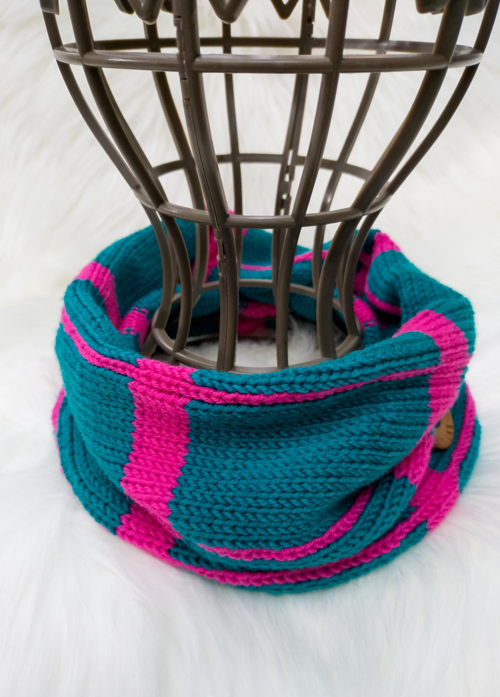 Colourful merino wool snoods.
Handmade and designed in the UK, by sustainable knitwear brand Spuggy Designs.
3 colour options. Blue/orange, teal/pink, and black/turquoise.
Christmas gifts UK. Gifts for her, gifts for girlfriend, gifts for mum, gifts for sister, teen gifts. gifts for men, gifts for him. Dopamine dressing UK.