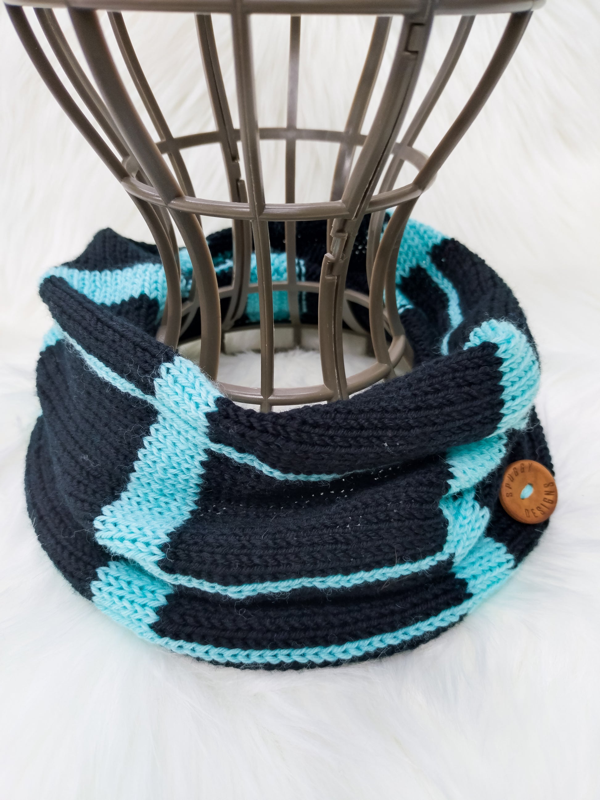 Colourful merino wool snoods.
Handmade and designed in the UK, by sustainable knitwear brand Spuggy Designs.
3 colour options. Blue/orange, teal/pink, and black/turquoise.
Christmas gifts UK. Gifts for her, gifts for girlfriend, gifts for mum, gifts for sister, teen gifts. gifts for men, gifts for him. Dopamine dressing UK.