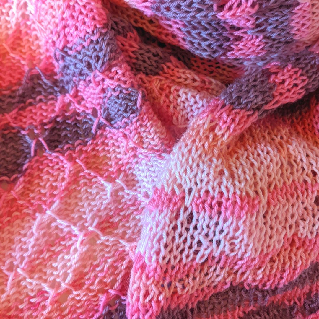 Example of how the both sides of the reversible scarf looks. Diamonds on one, bumps on the other.